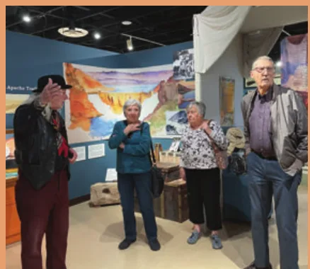 Participantes del centro Red Mountain de Aster Aging durante una excursion a un museo.