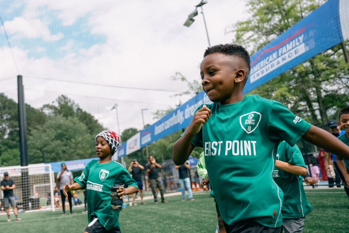 Niños participan en un encuentro de fútbol juvenil de Soccer in the Streets.
