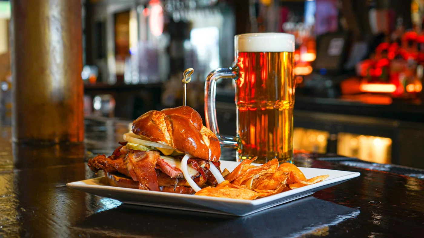 Hooligans Sports Bar en Billings Source: https://www.hooliganssports.com/images-slider/1.jpg