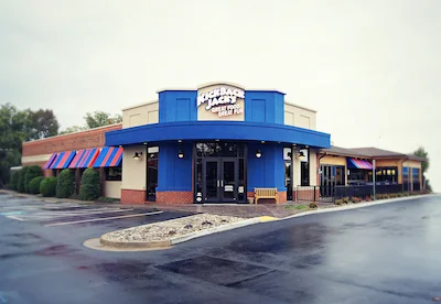 Exterior de Kickback Jack’s en High Point Source: https://www.kbjacks.com/sites/default/files/styles/building_image/public/high-point.jpg?itok=QTExlsOc