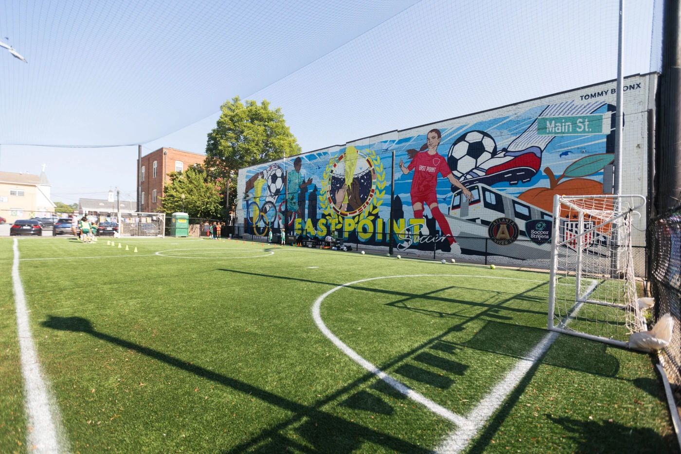 Vista de una cancha StationSoccer en East Point publicada por Soccer in the Streets.