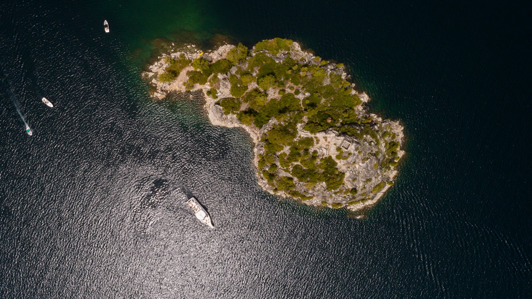 Barcos de Tahoe Cruises navegan cerca de Fannette Island en Lake Tahoe
