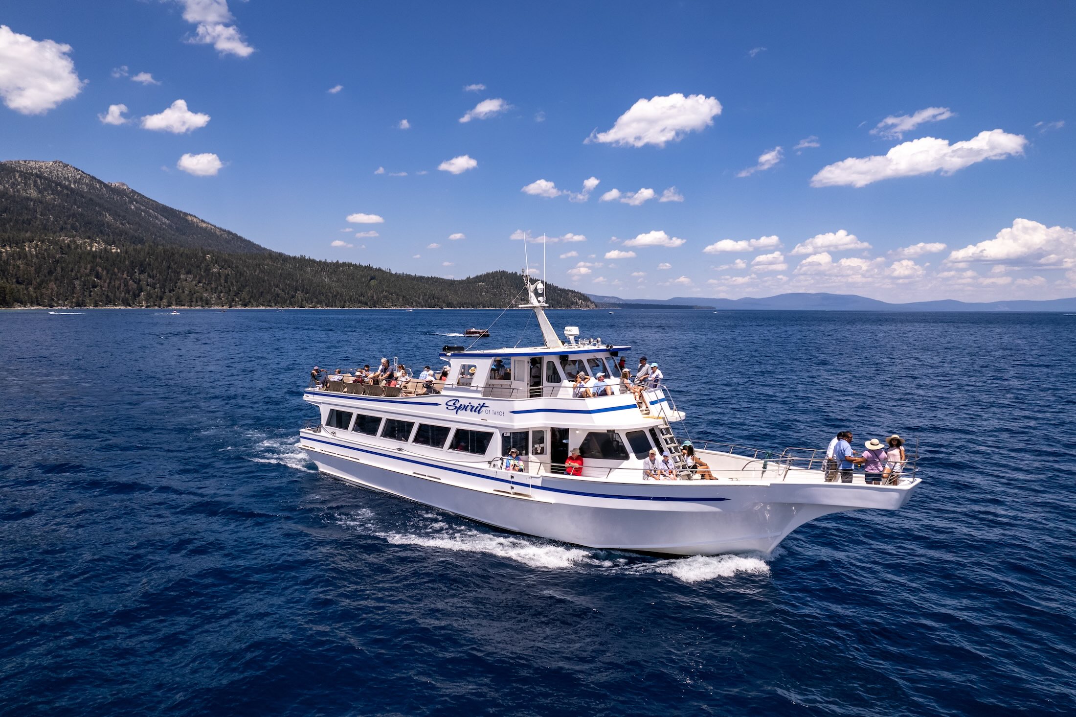 Embarcación Spirit of Tahoe en un crucero por el lago