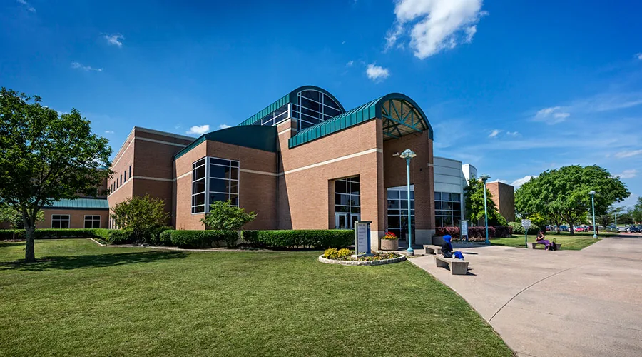 Edificio de entrada de Tarrant County College Southeast Campus en Arlington, Texas