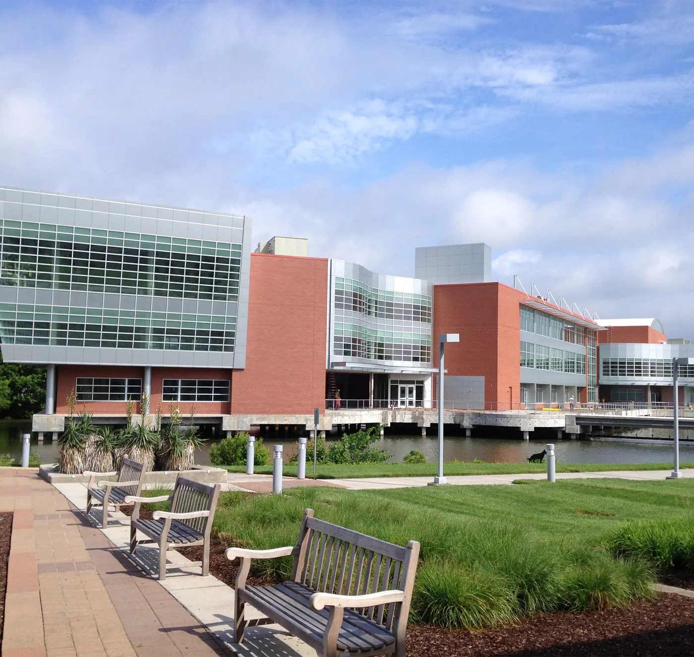 Edificio del Student Center de Tidewater Community College en Virginia Beach, con fachada curva de vidrio y ladrillo junto al paisaje arbolado del campus