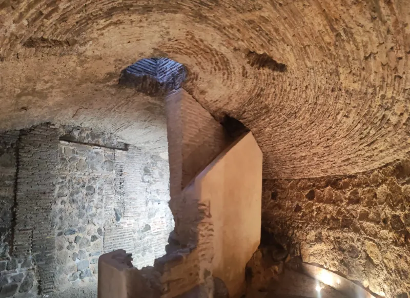Visita guiada a los espacios subterráneos de Toledo con FollowMe