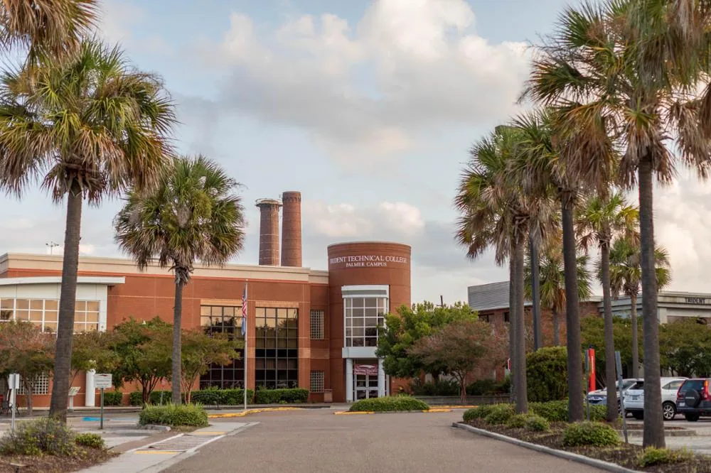Exterior del Palmer Campus in downtown Charleston, Trident Technical College.