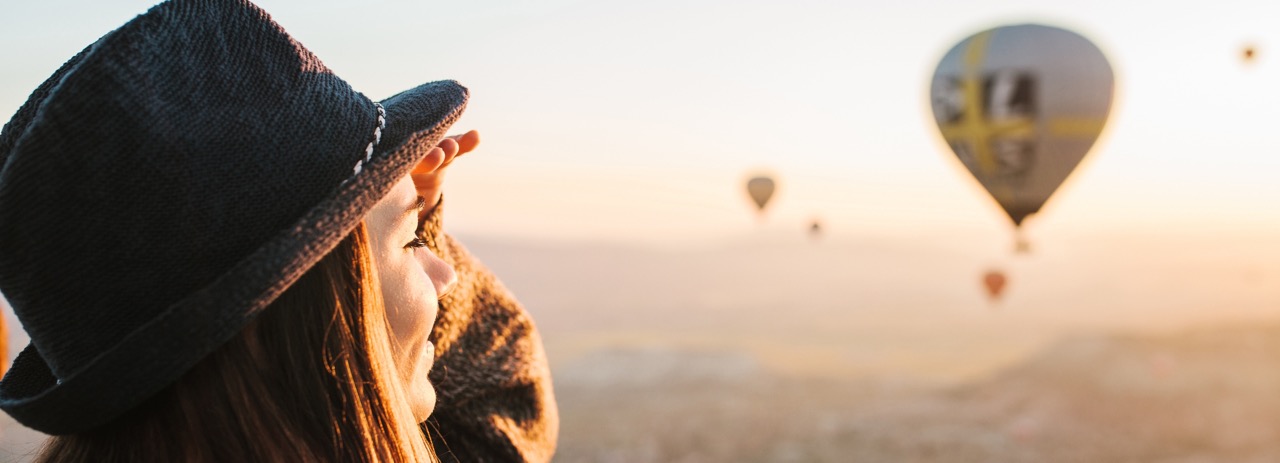 Globo aerostático sobre el paisaje de Capadocia en una imagen oficial de Turquaz Balloons