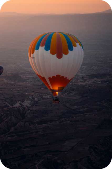 Globo aerostático al amanecer en Capadocia, fotografía promocional de Turquaz Balloons