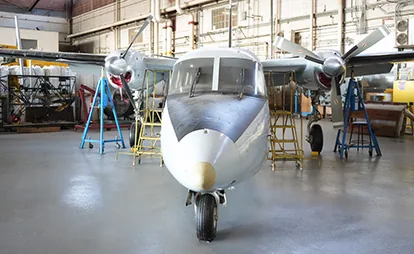 Avión de entrenamiento dentro del hangar de mantenimiento aeronáutico de UDC Community College