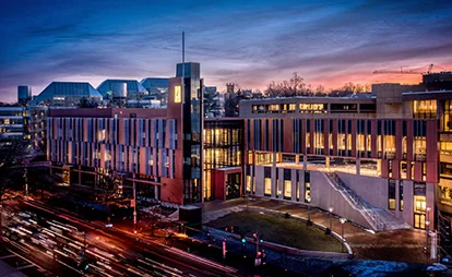 Edificios iluminados del campus Van Ness de University of the District of Columbia al anochecer