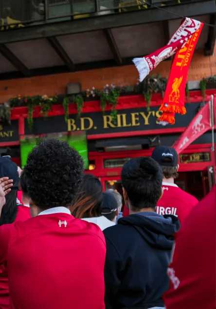 Aficionados siguen un partido en el patio de B.D. Riley’s Irish Pub at Mueller, Austin.