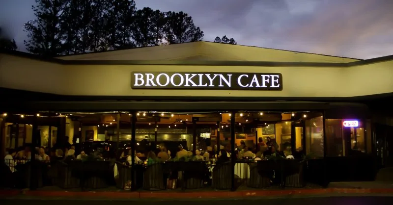 Exterior y terraza de Brooklyn Cafe en Sandy Springs