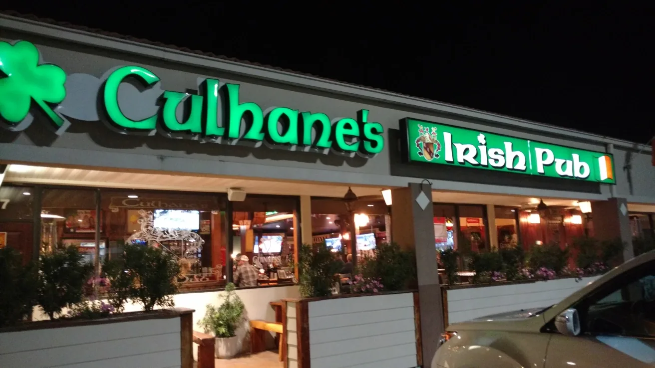Exterior de Culhane’s Irish Pub en Atlantic Beach, con el rótulo y la entrada del local.