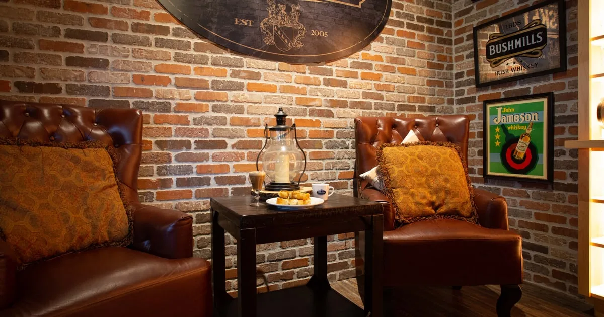 Rincón de Culhane’s Irish Pub en Southside, con sillones, ladrillo visto y una mesa baja.