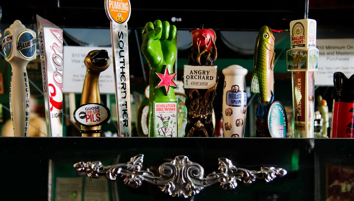 Grifos y selección de bebidas de Kelly’s Irish Pub en Austin.