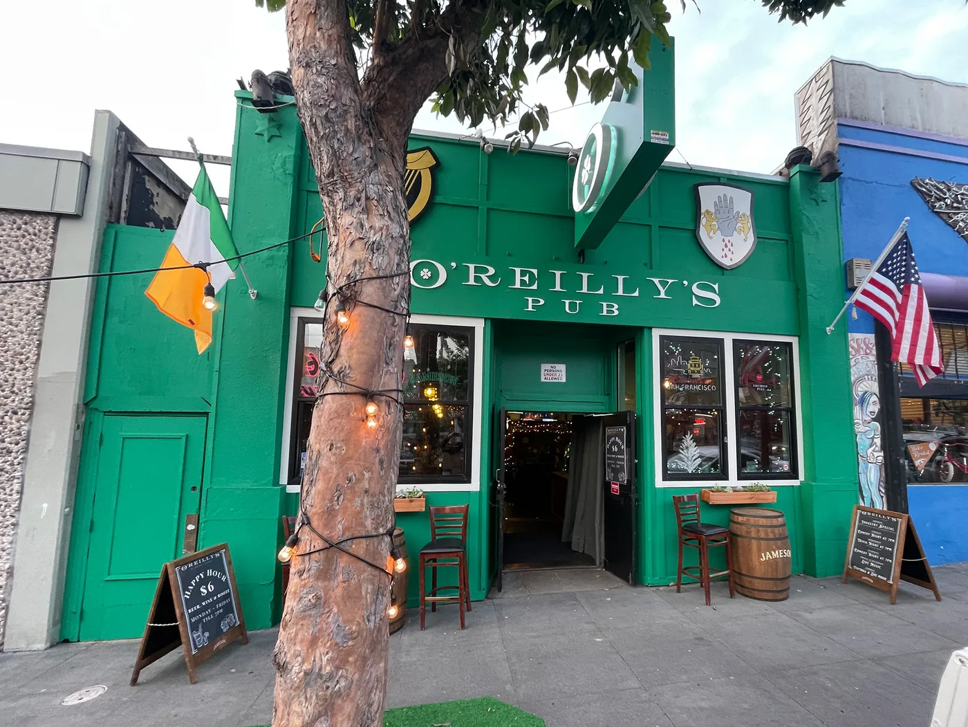 Fachada verde de O’Reilly’s Pub en Haight Street, San Francisco.