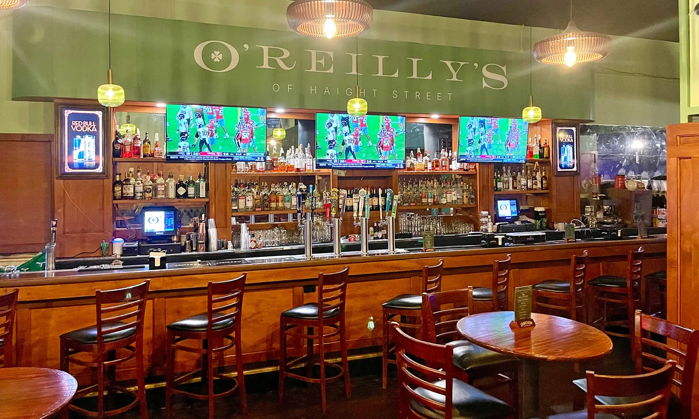 Interior de O’Reilly’s Pub en Haight Street, con la barra y los grifos de cerveza.