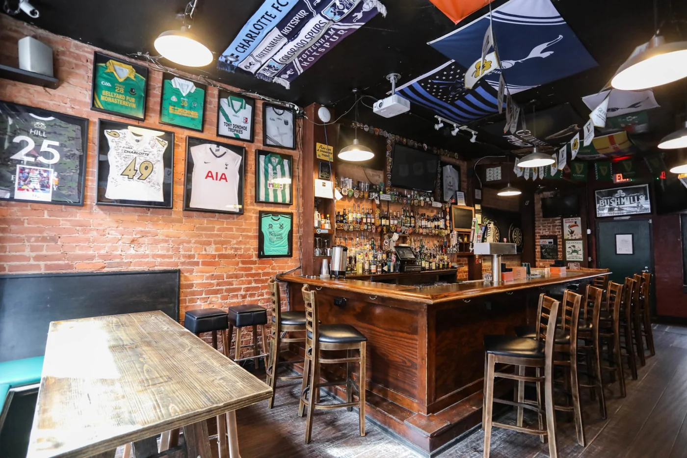 Barra e interiores de Belfast Mill Irish Pub, Charlotte.