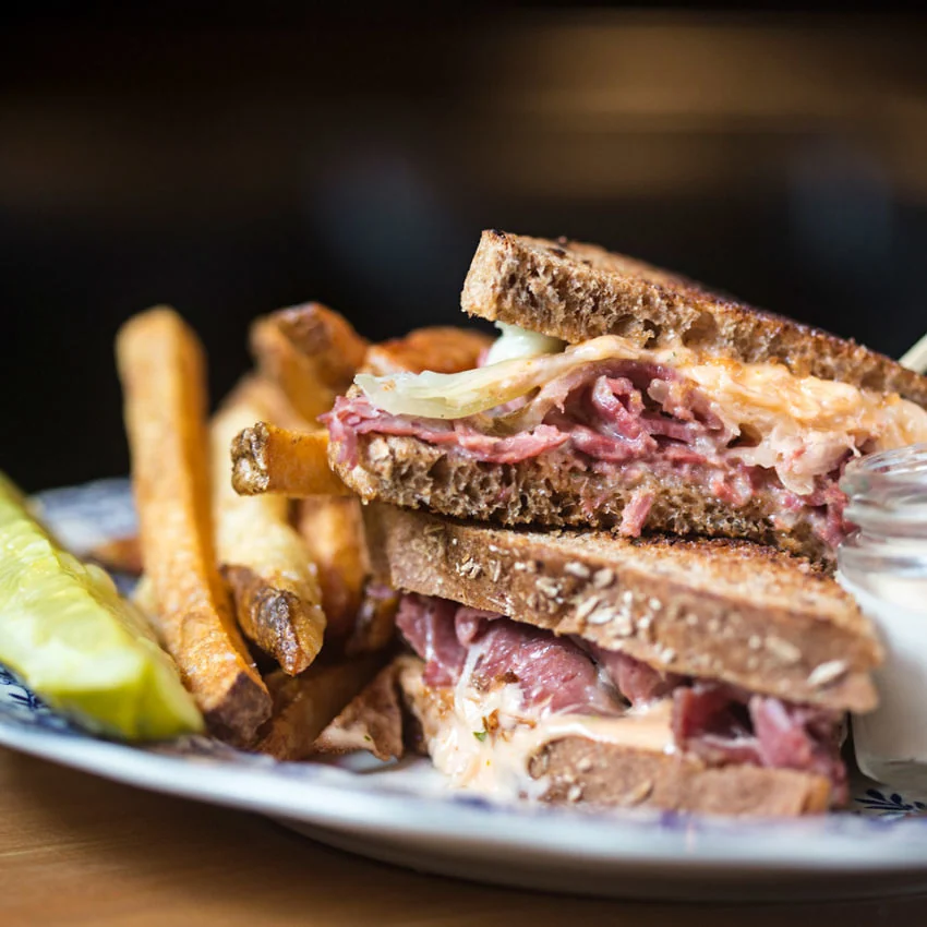 Sándwich Reuben servido en Rí Rá Charlotte.