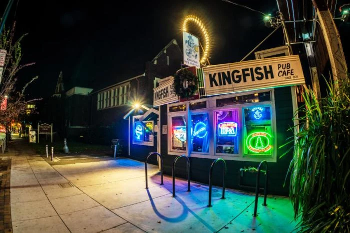 Exterior of Kingfish Pub at night in Oakland Source: https://assets.simpleviewinc.com/simpleview/image/upload/c_fill%2Ch_467%2Cq_75%2Cw_700/v1/clients/oakland/Kingfish_Outside_Night_10_2cce3d875056a36_2cce4374_5056_a36f_23efc6c040f8c311_e1d86904-b003-44b0