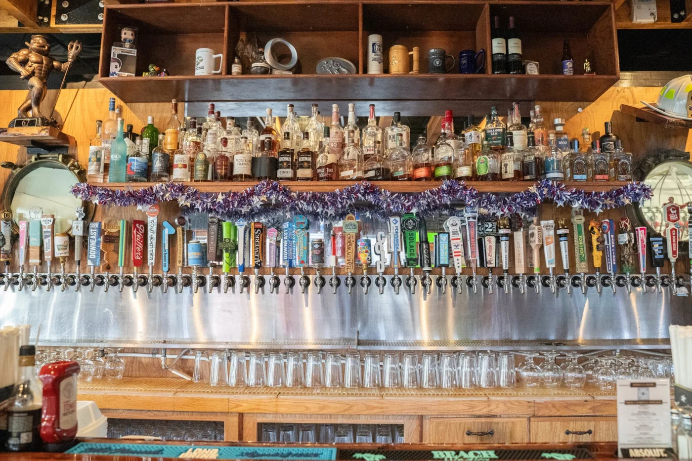 Bar and draft-beer counter at Warriors Taphouse. Source: https://cdn.spotapps.co/spothopper/image/fetch/f_auto,q_auto:best,c_fit,h_1200/http://static.spotapps.co/spots/27/011ad6a12c4280a429449c772fae16/:original