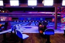 Pistas de bowling de Evergreen Lanes, junto a su restaurante y lounge en Everett Source: https://irp.cdn-website.com//ff3ce09527bc410aa20e51668d3685ec/dms3rep/multi/opt/752d59a-1920w.jpg