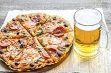 Pizza y cerveza servidas por Evergreen Lanes en Everett Source: https://irp.cdn-website.com//ff3ce09527bc410aa20e51668d3685ec/dms3rep/multi/opt/751d59a-1920w.jpg