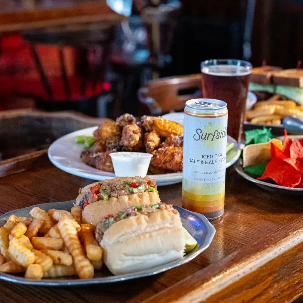 Selección de platos de Hattricks Tavern Source: https://hattrickstavern.com/wp-content/uploads/2026/10/hattricks-home-spread.webp