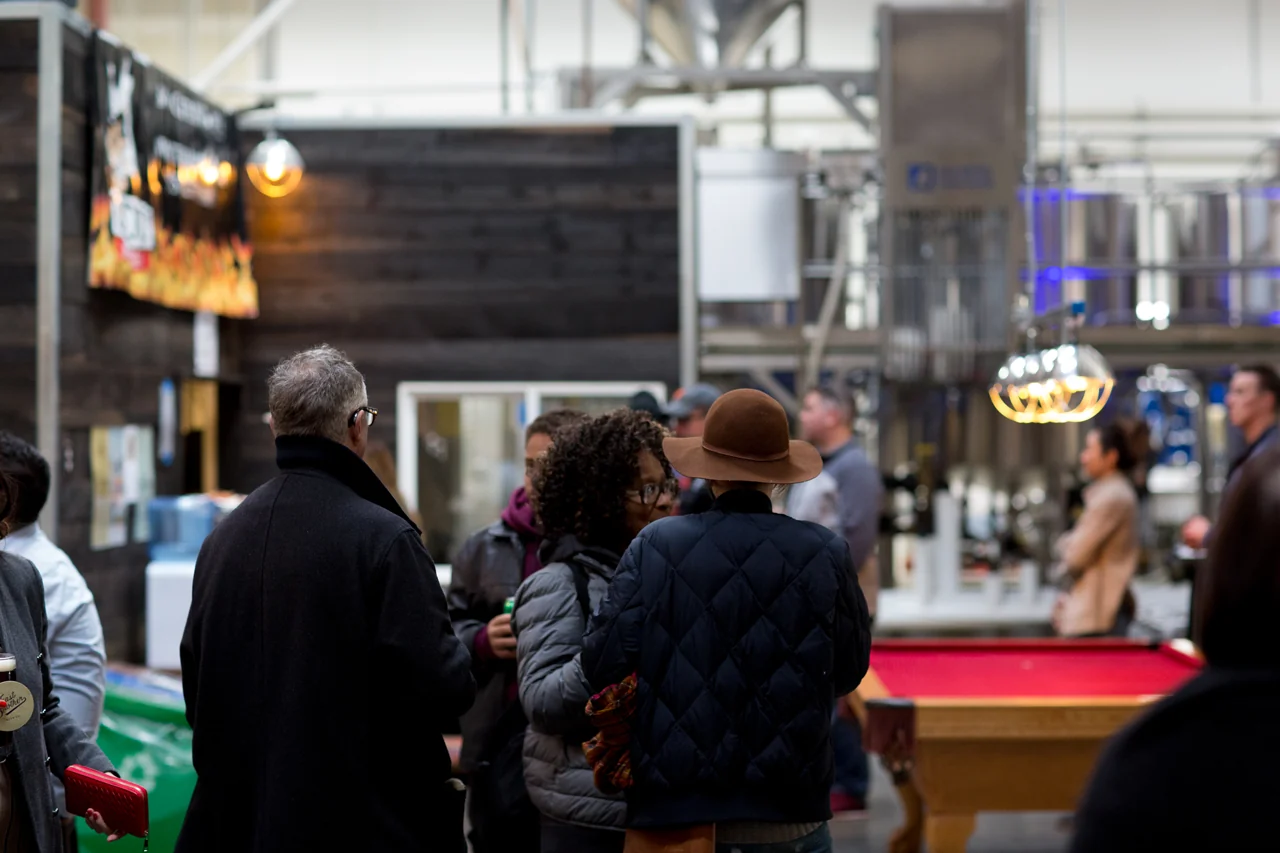 Sala de degustación y área de elaboración visibles desde el taproom de East Brother Source: https://images.squarespace-cdn.com/content/v1/56314d4ae4b0d916cf7cfcd1/1549041216966-KMF6BNSO2UPQS6S7EN4H/taproom2.png