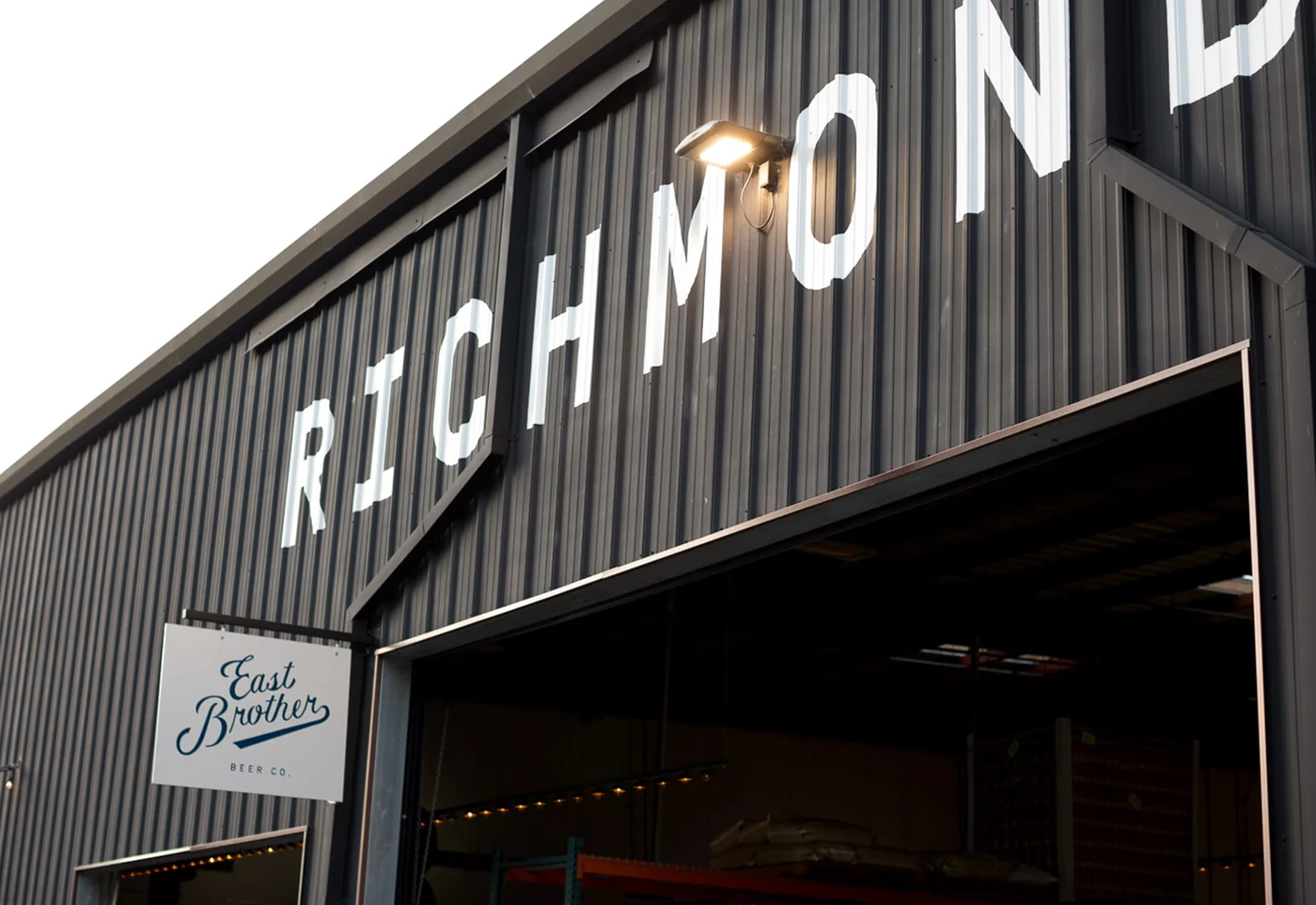 Interior de East Brother Beer Co. en Richmond Source: https://images.squarespace-cdn.com/content/v1/56314d4ae4b0d916cf7cfcd1/a085ff72-82a0-4827-bae6-1fda9be04d0c/Richmond_taproom.png
