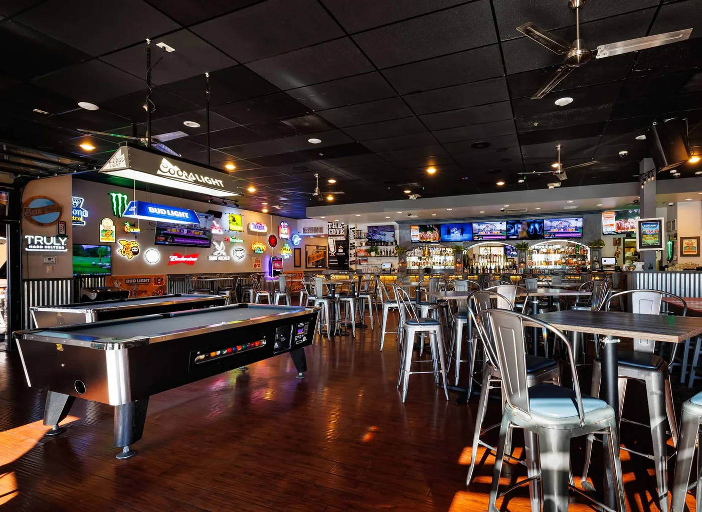 Fachada de The Cove Bar & Grill en Murrieta Source: https://thecovebarandgrill.com/wp-content/uploads/2026/08/bg-home-intro-the-cove.jpg