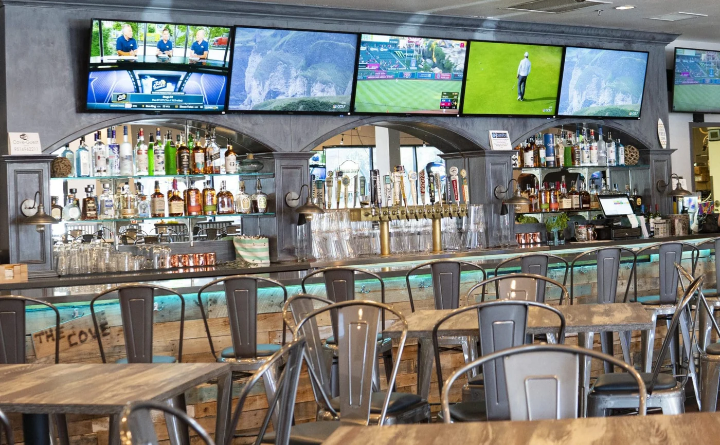 Pantallas y barra interior de The Cove Bar & Grill en Murrieta Source: https://thecovebarandgrill.com/wp-content/uploads/2026/08/front-top-scaled-1.jpg