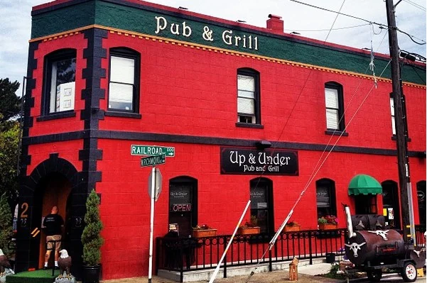 Exterior de Up & Under Pub and Grill en Point Richmond Source: https://www.pointrichmond.com/wp-content/uploads/2020/06/upunder.2-9.jpg