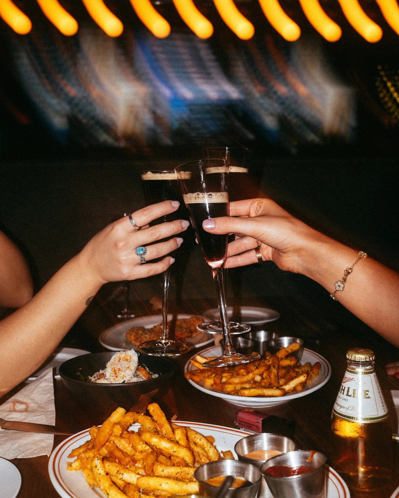 Fotografía oficial del interior de Hi 5 en Flats East Bank Source: https://images.squarespace-cdn.com/content/v1/6682cb1c21d7b860c307a2c6/27cb9cef-611d-4f5f-9ba1-135e1f5ad27f/_DSF4061.jpg?format=1500w