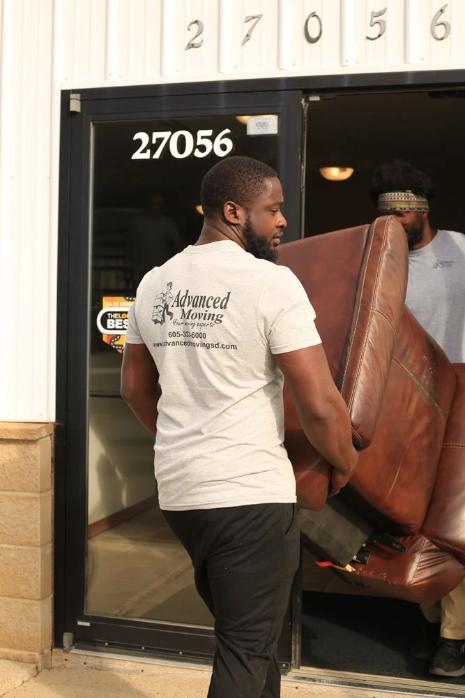 Residential moving crew at work in Sioux Falls, image from Advanced Moving’s official website.