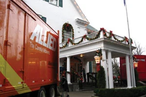 Camión de mudanza residencial de Allied Alaska en una vivienda