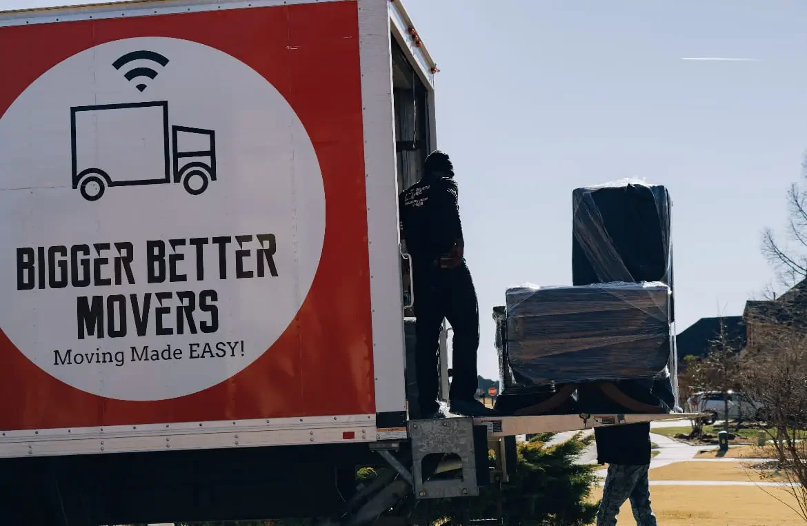 Cuadrilla de Bigger Better Movers carga un camión, foto oficial del sitio.