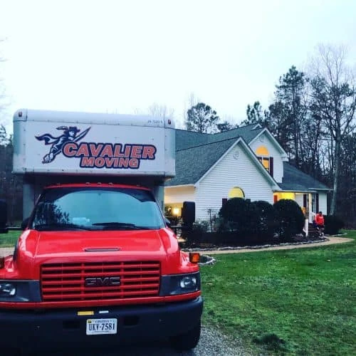 Camión de Cavalier Moving frente a una vivienda en Virginia | Cavalier Moving truck outside a Virginia home