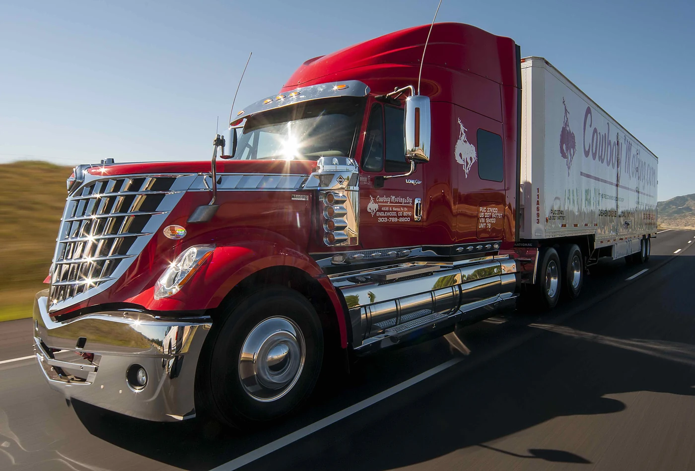 Cowboy Moving & Storage long-distance moving truck | Camión de larga distancia de Cowboy Moving & Storage