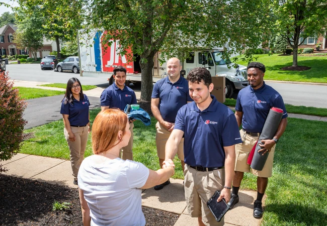 Equipo de JK Moving Services conversa con un cliente durante una mudanza local | JK Moving crew meets a customer during a local move