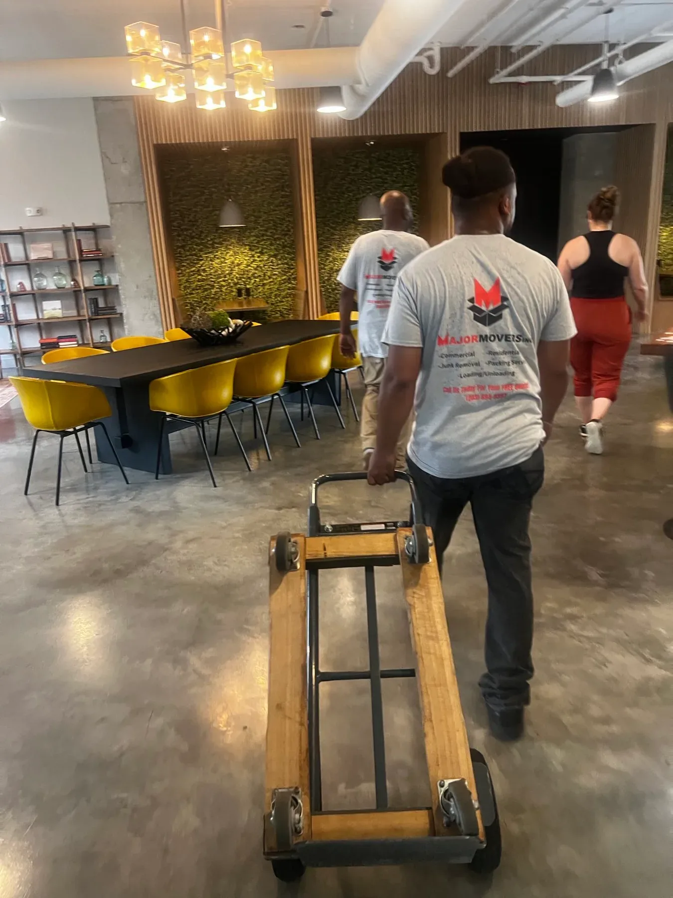 Personal de Major Movers trasladando mobiliario de oficina