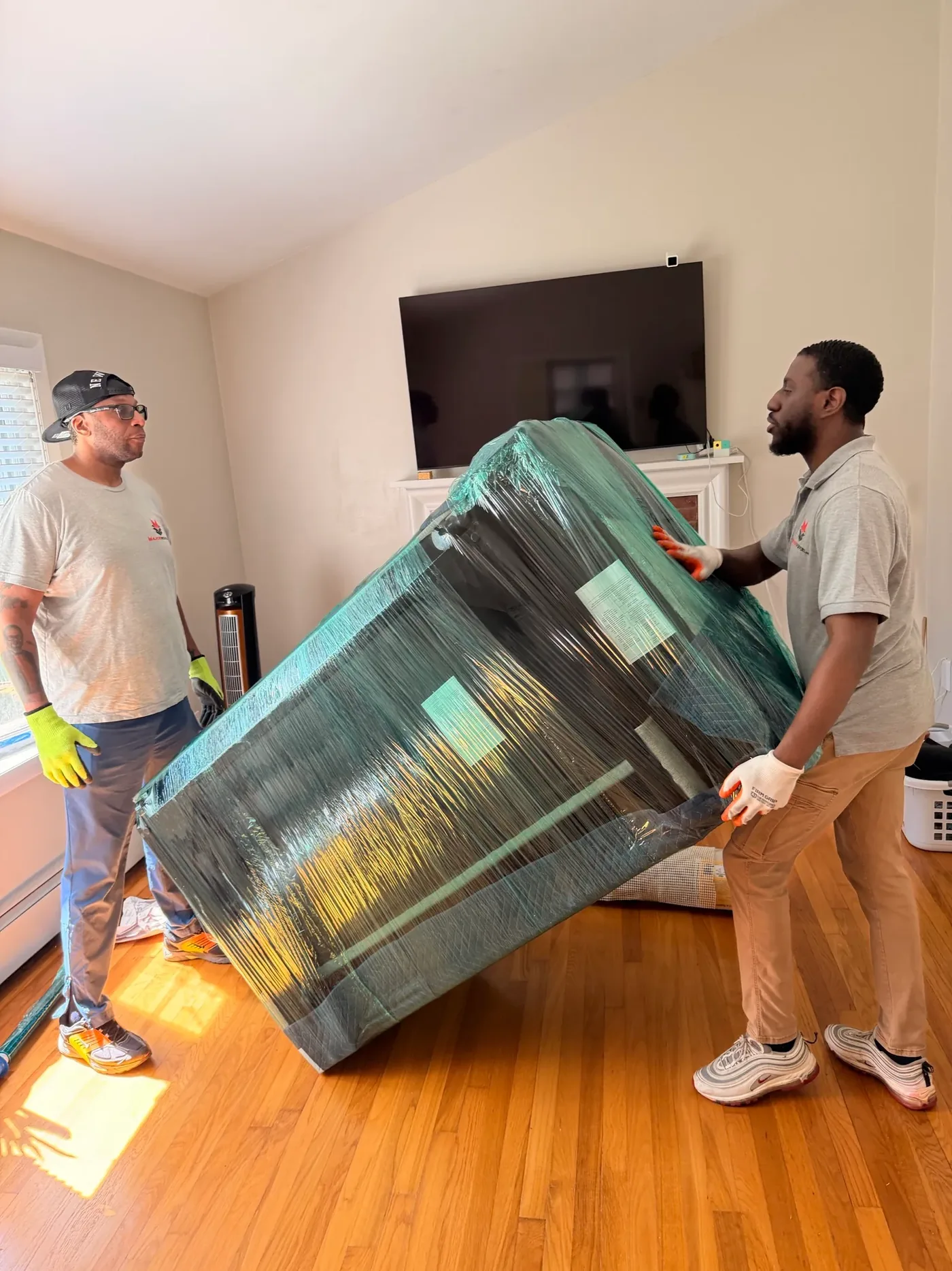 Equipo de Major Movers trasladando un sofá protegido