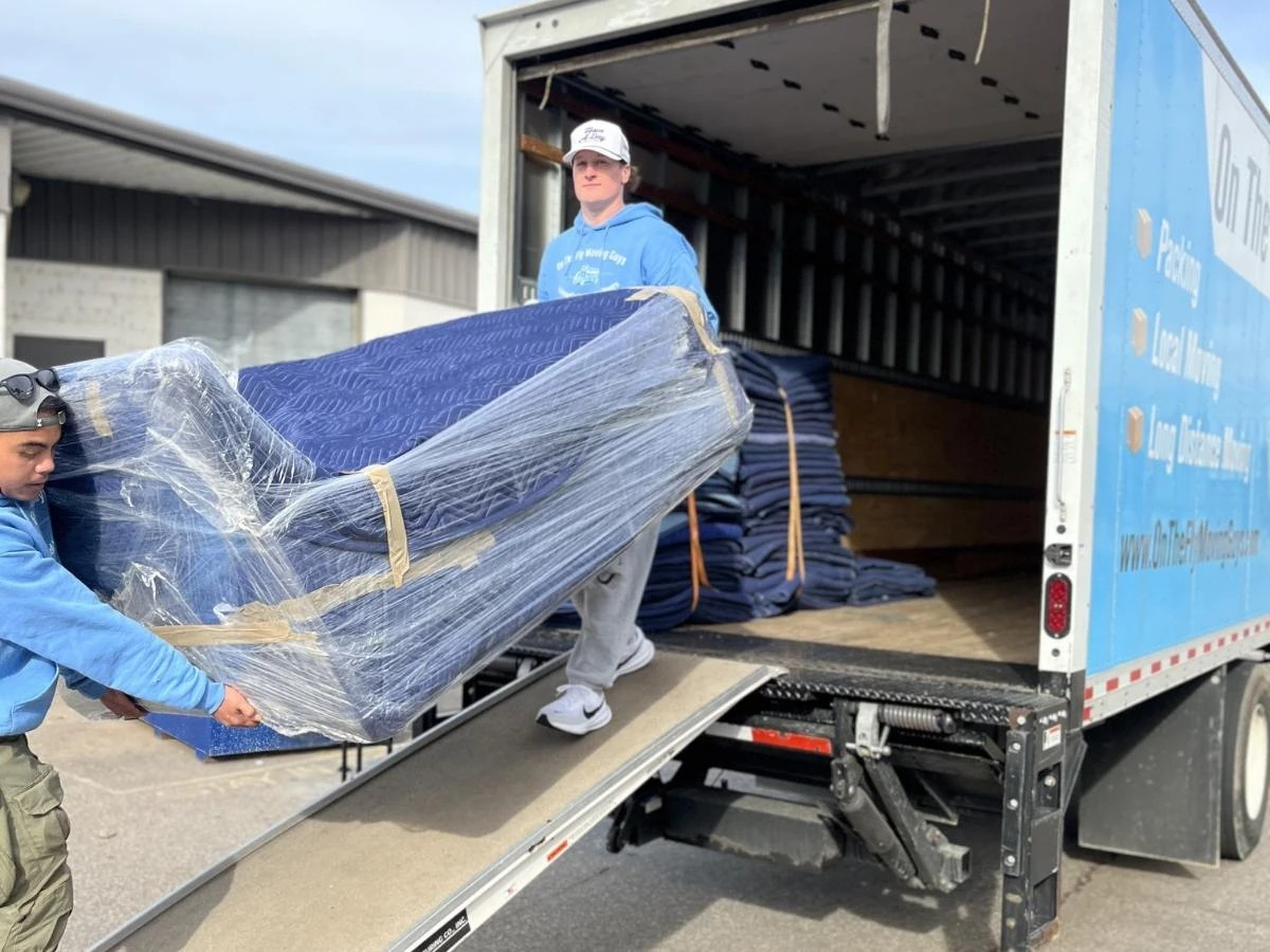 Equipo de On The Fly Moving Guys cargando muebles en un camión | On The Fly Moving Guys crew loading furniture