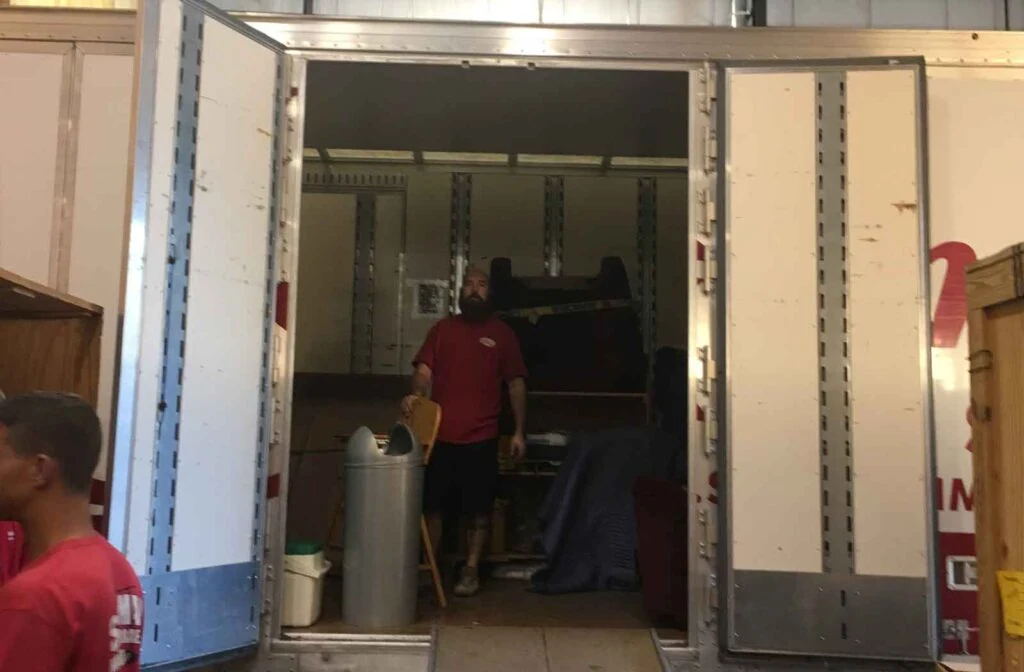 Camión de Sherman Moving & Storage para servicios de mudanza