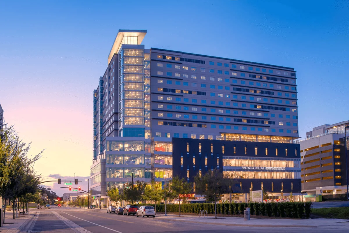 Edificio del Downtown Campus de Valencia College en Orlando al anochecer