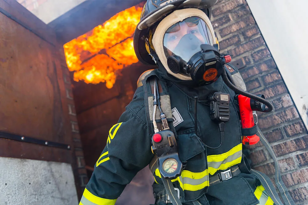 Capacitación de rescate de incendios de Valencia College con un bombero en ejercicio práctico