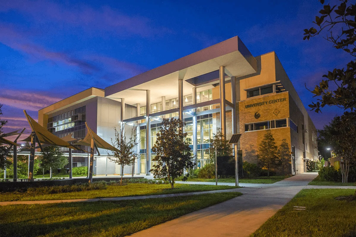 Edificio del West Campus de Valencia College por la noche