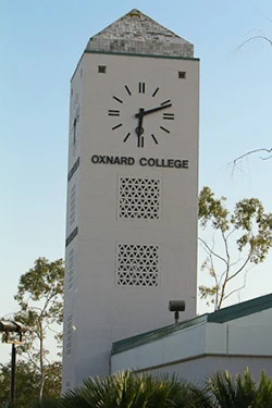 Torre del reloj de Oxnard College, un punto reconocible del campus.