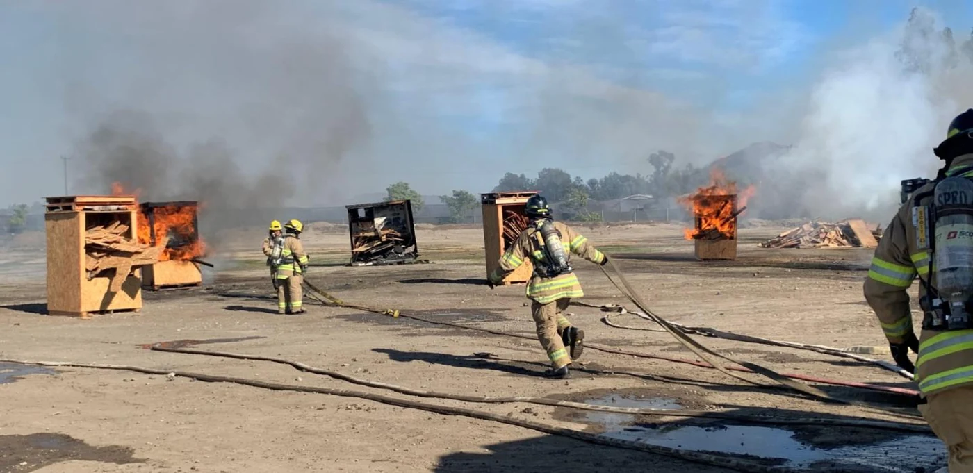 Bomberos en formación realizan un ejercicio en la academia regional de Oxnard College.